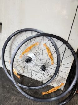 Zapletená kola Syncros RP2.0 Disc (28 děr) – pevné osy