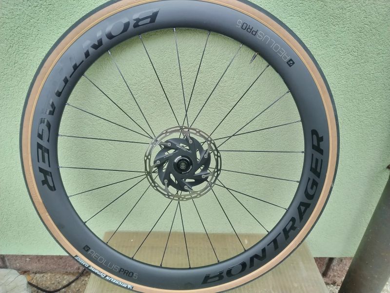 Zapletená kola BONTRAGER AEOLUS pro 5