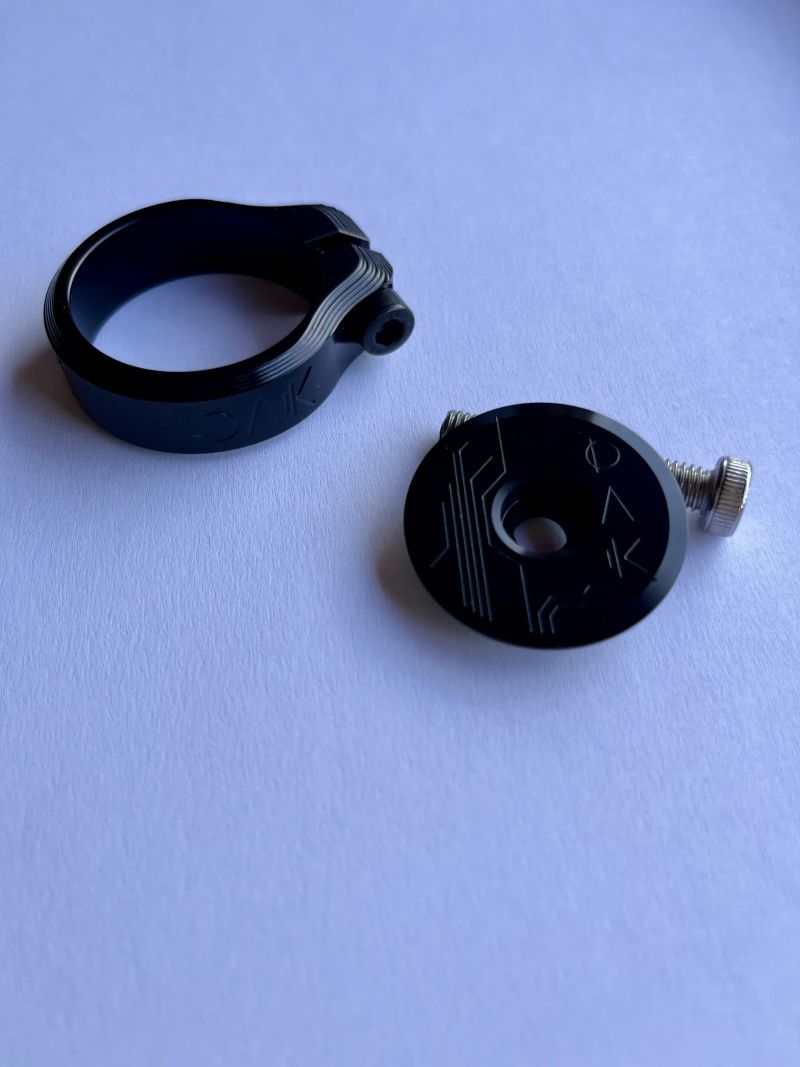 OAK Components - sedlová objímka Orbit 34,9 mm, krytka hl. složení Eternal
