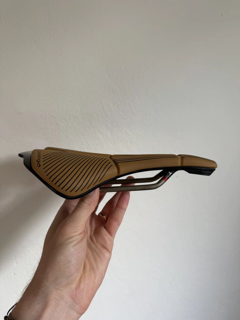 Sedlo Prologo SCRATCH M5 PAS TiROX AGX SC 147, hnědé