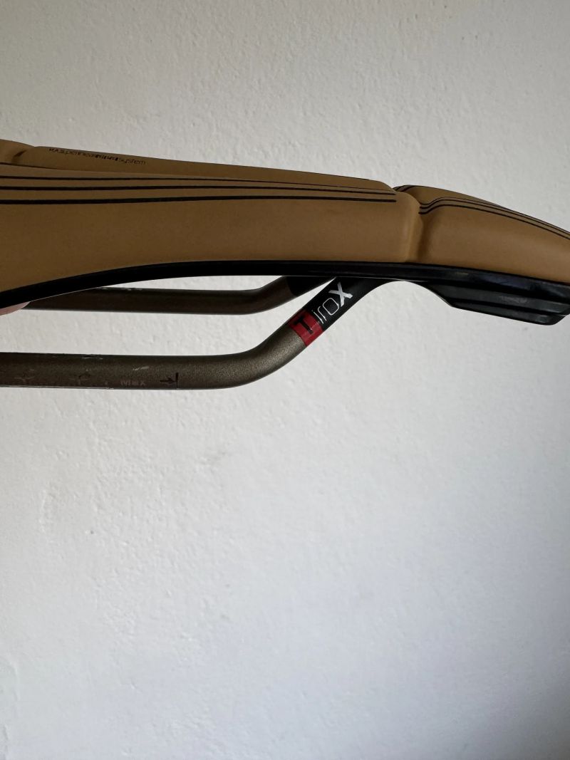 Sedlo Prologo SCRATCH M5 PAS TiROX AGX SC 147, hnědé