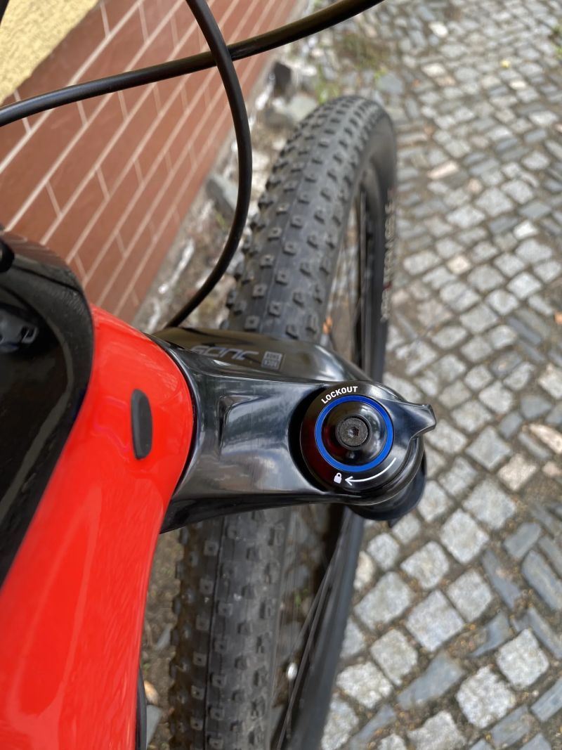 Trek Procaliber 9.5 Radioactive Red Carbon Horské kolo
