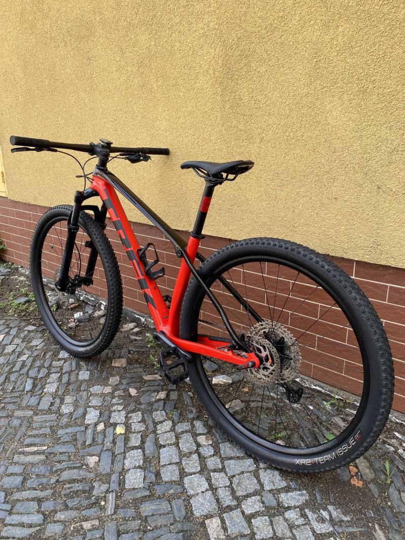 Trek Procaliber 9.5 Radioactive Red Carbon Horské kolo