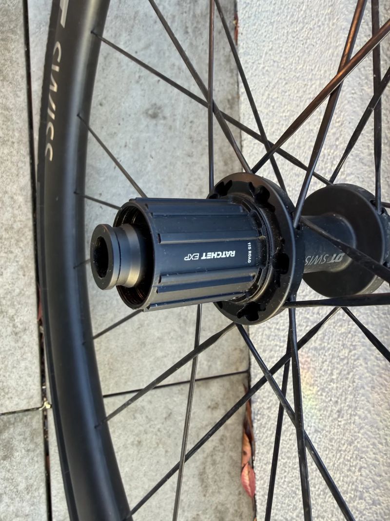 Zánovní DT Swiss GRC 1100 Dicut 50 (v záruce), Ořech Shimano + Sram XD, 600km, Conti GP5000 AS TR.