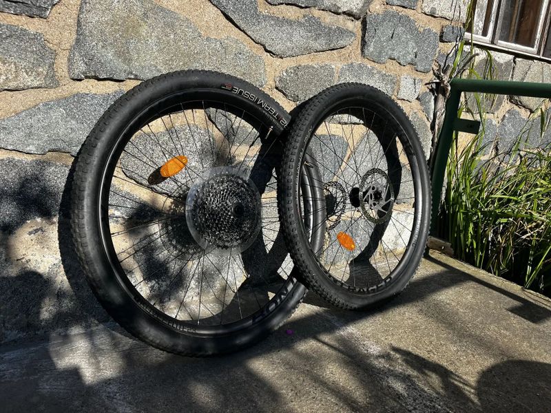 Bontrager Kovee Elite 23 - boost, přední + zadní 