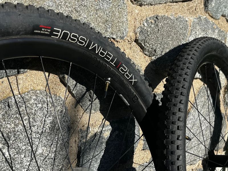 Bontrager Kovee Elite 23 - boost, přední + zadní 