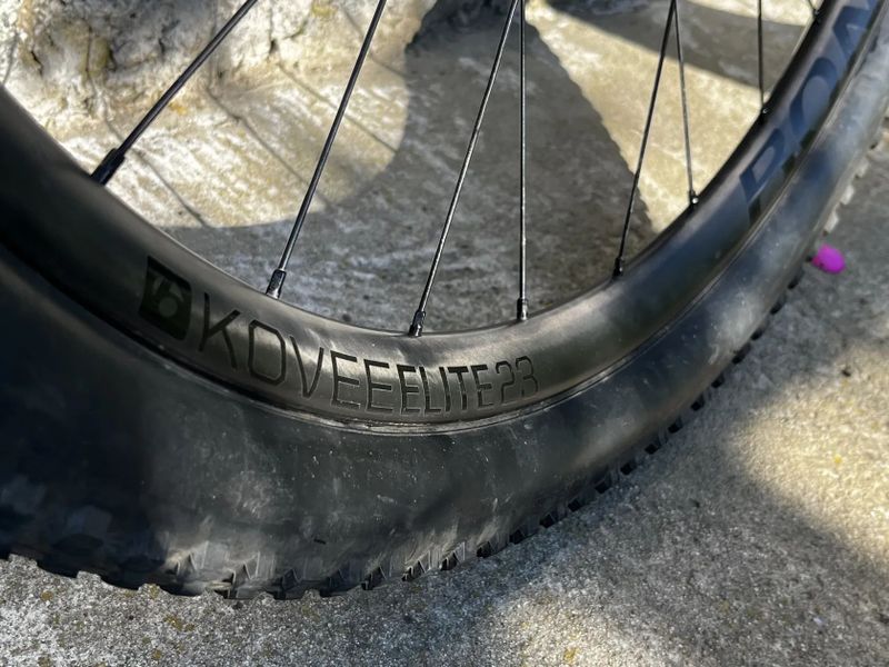 Bontrager Kovee Elite 23 - boost, přední + zadní 