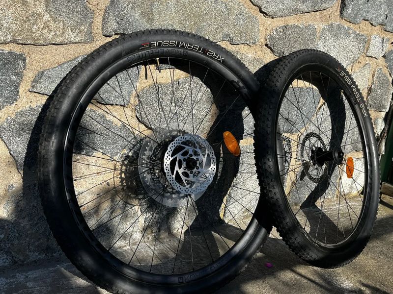Bontrager Kovee Elite 23 - boost, přední + zadní 