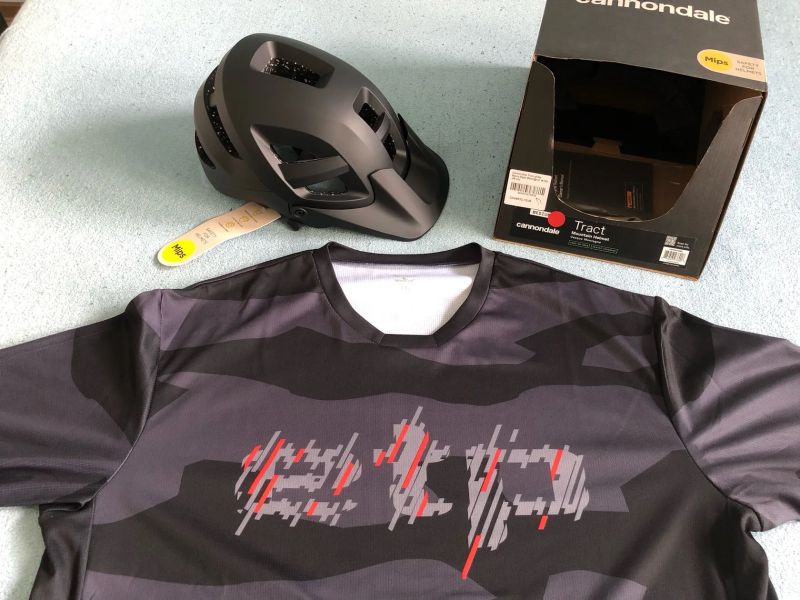 Cannondale Tract Starry Night MIPS vel. M (55 - 59 cm) + DRES ETAPE