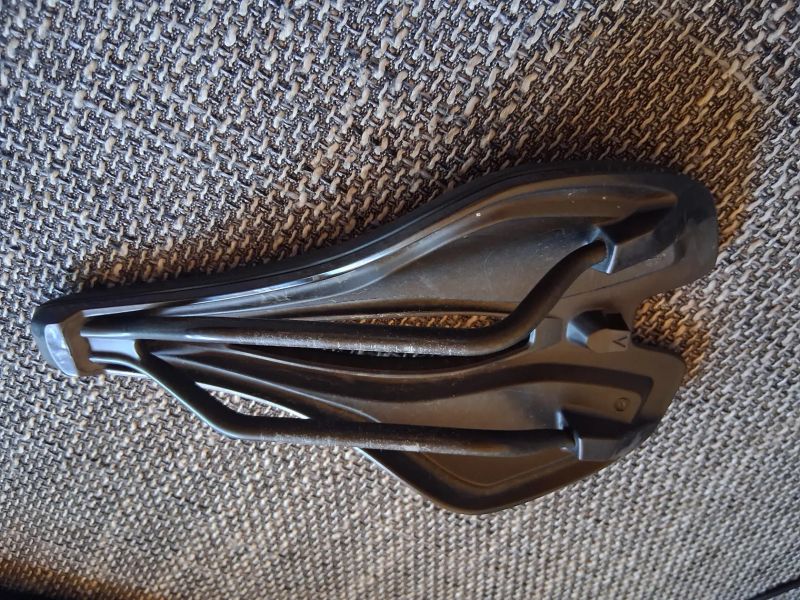 Sedlo GIANT Fleet SLR 145mm