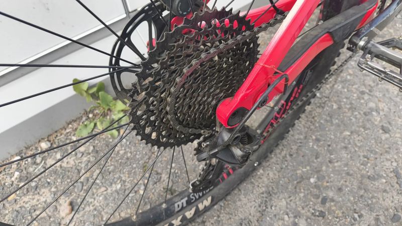 Ghost Slamr 6.7 | Celoodpružený trailbike, Super Deluxe Coil👀