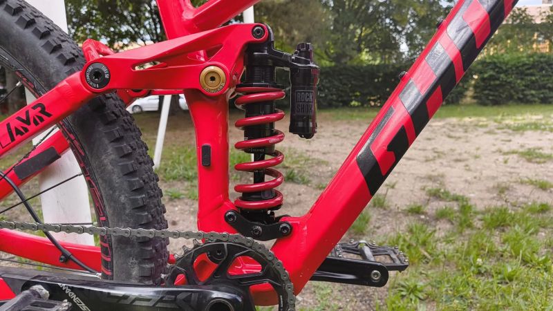 Ghost Slamr 6.7 | Celoodpružený trailbike, Super Deluxe Coil👀