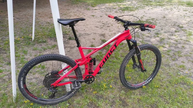 Ghost Slamr 6.7 | Celoodpružený trailbike, Super Deluxe Coil👀