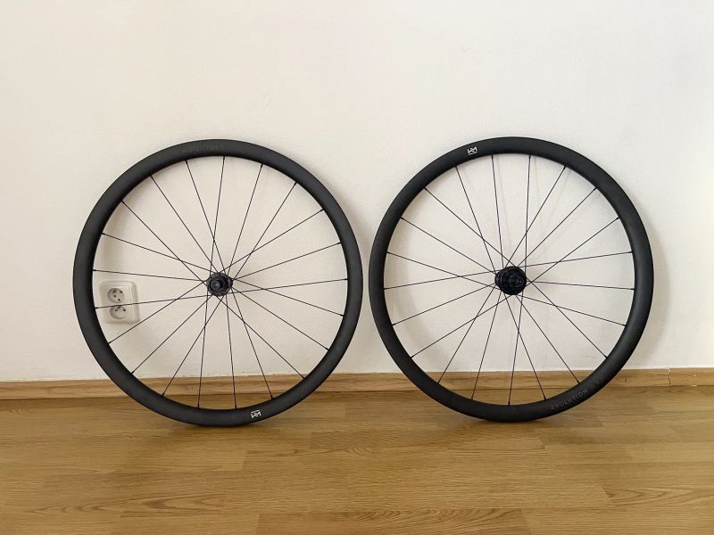 Nové - Newmen Evolution SL R.35, 21/21 Spokes, 12x100mm/12x142mm, Tubeless Ready