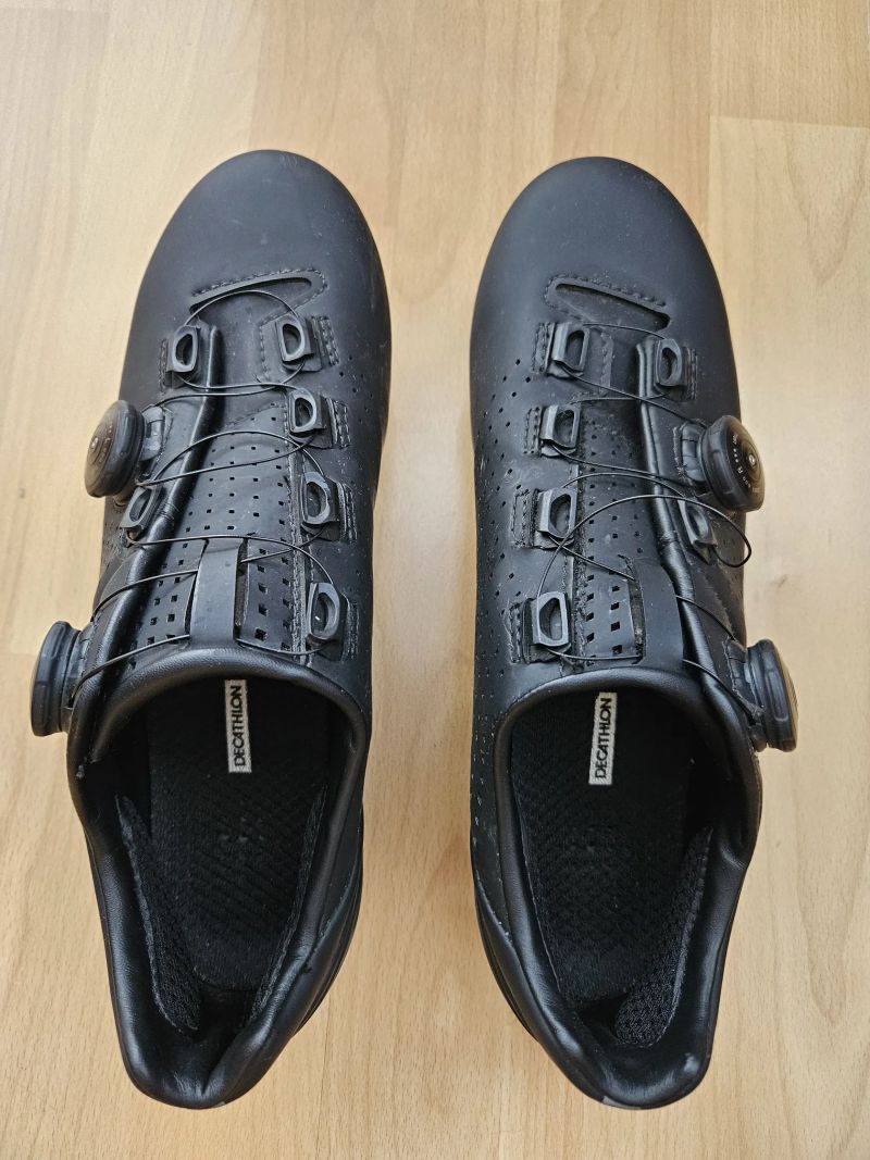 Silniční cyklistické tretry značky Van Rysel 900, velikost 42 (26,5 cm).
