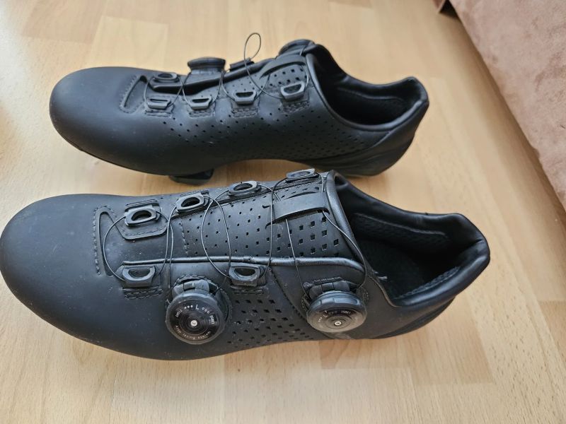 Silniční cyklistické tretry značky Van Rysel 900, velikost 42 (26,5 cm).