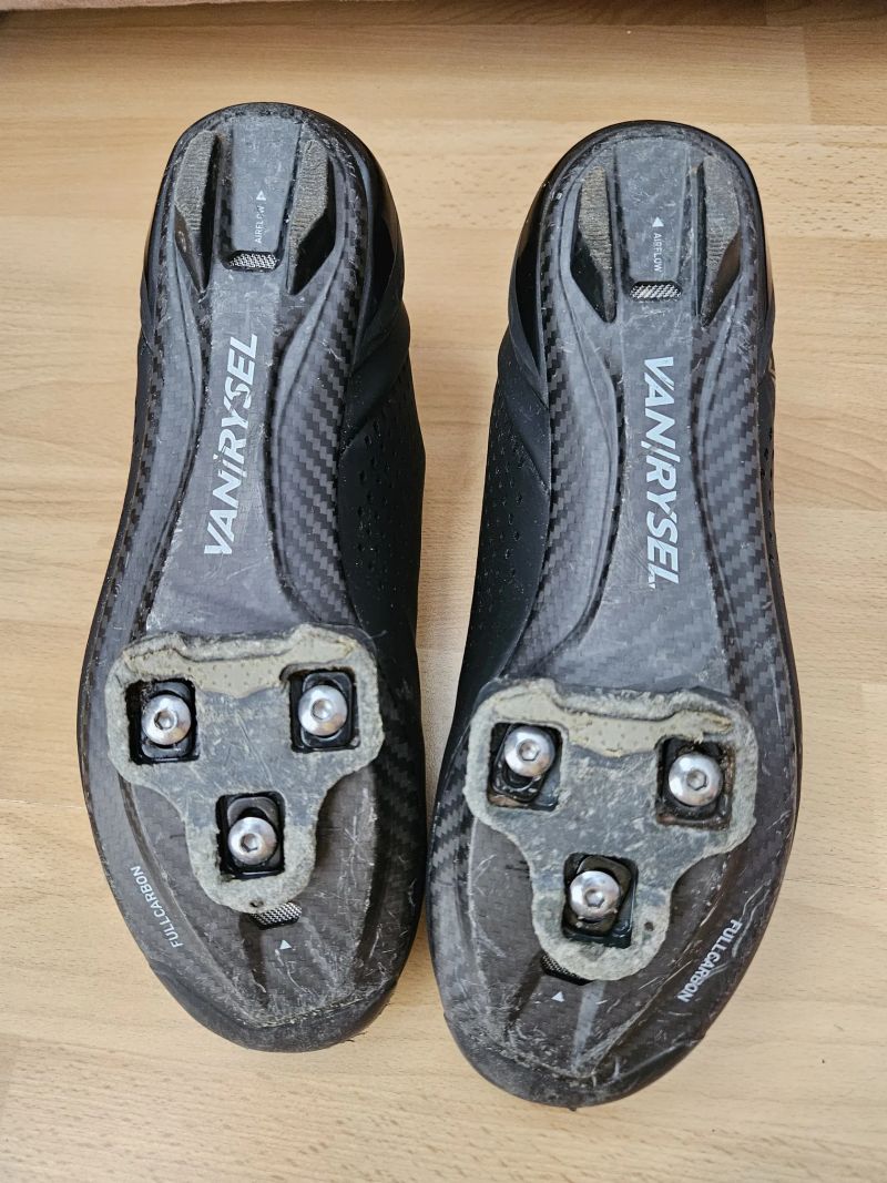 Silniční cyklistické tretry značky Van Rysel 900, velikost 42 (26,5 cm).