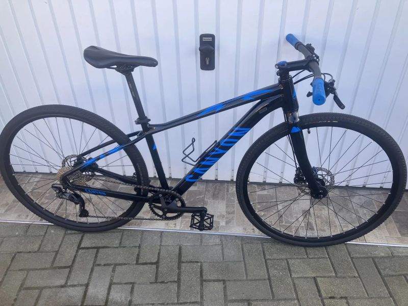GRAVEL NEBO FITNESS KOLO S ROVNÝM ŘIDÍTKEM. 