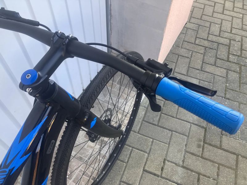 GRAVEL NEBO FITNESS KOLO S ROVNÝM ŘIDÍTKEM. 
