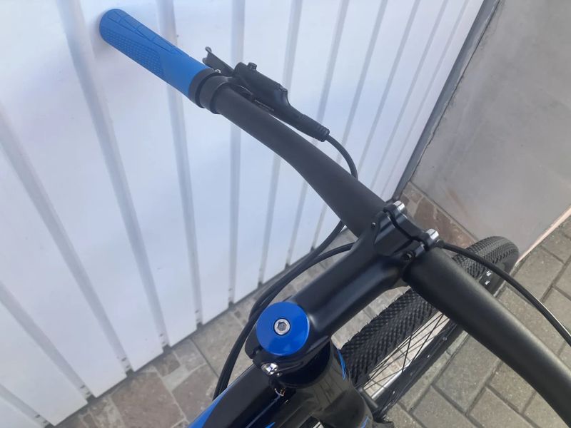 GRAVEL NEBO FITNESS KOLO S ROVNÝM ŘIDÍTKEM. 