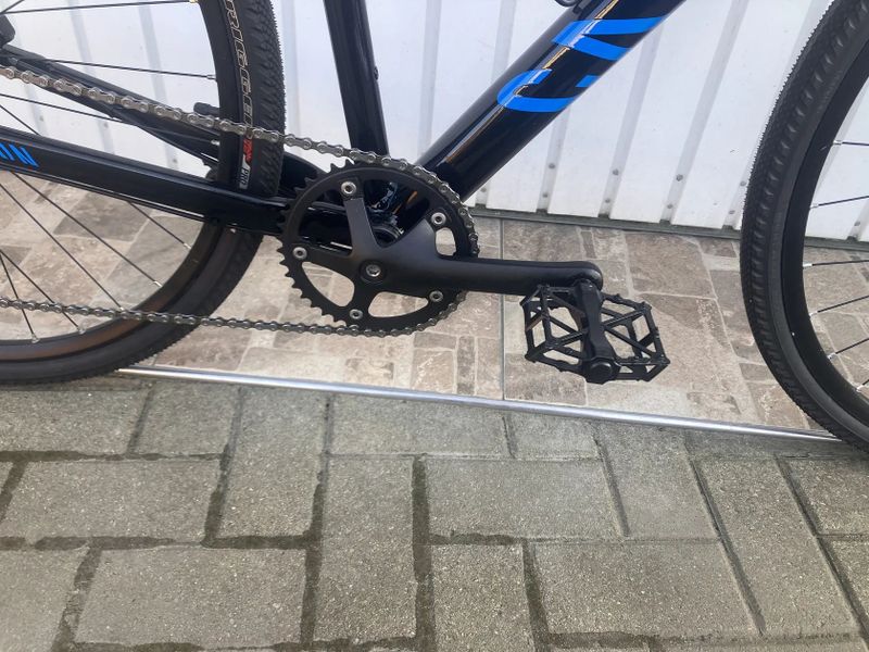 GRAVEL NEBO FITNESS KOLO S ROVNÝM ŘIDÍTKEM. 