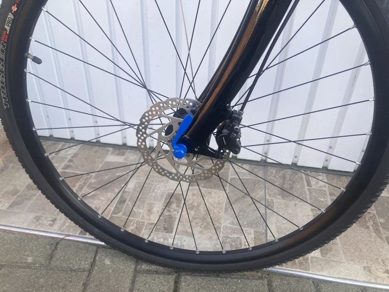 GRAVEL NEBO FITNESS KOLO S ROVNÝM ŘIDÍTKEM. 