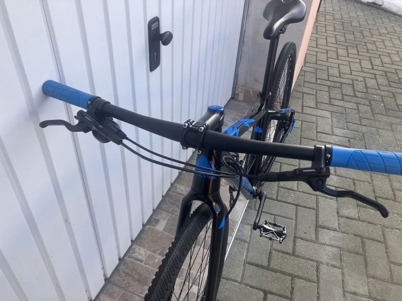 GRAVEL NEBO FITNESS KOLO S ROVNÝM ŘIDÍTKEM. 
