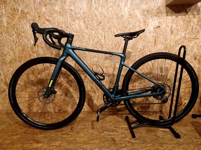 Gravel kolo NUROAD RACE 2026 royalgreen´n´black, velikost rámu XS 
