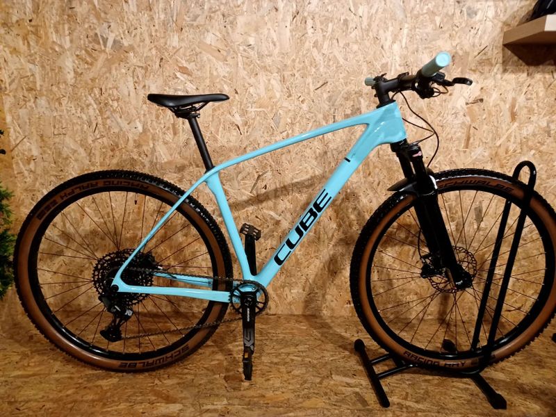 Horské kolo CUBE REACTION C:62 ONE dazzle 'n' black 2025, velikost rámu L