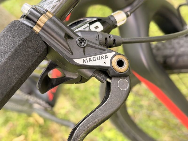 Specialized Epic HT 8,4 kg včetně pedálů. 