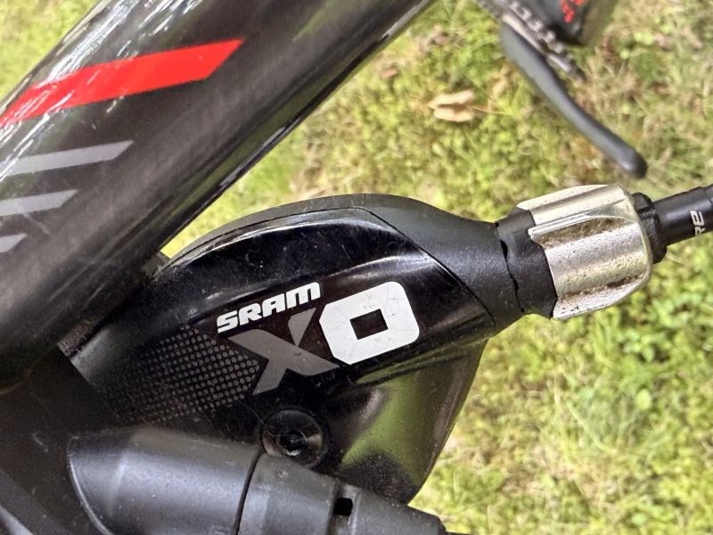 Specialized Epic HT 8,4 kg včetně pedálů. 