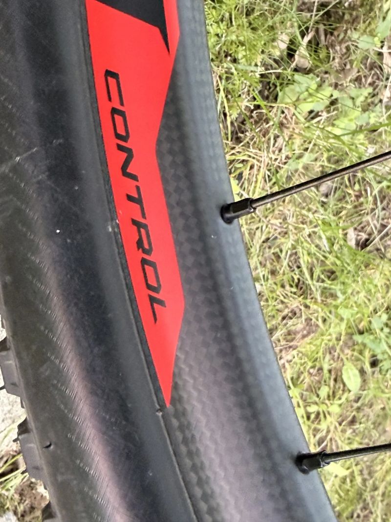 Specialized Epic HT 8,4 kg včetně pedálů. 