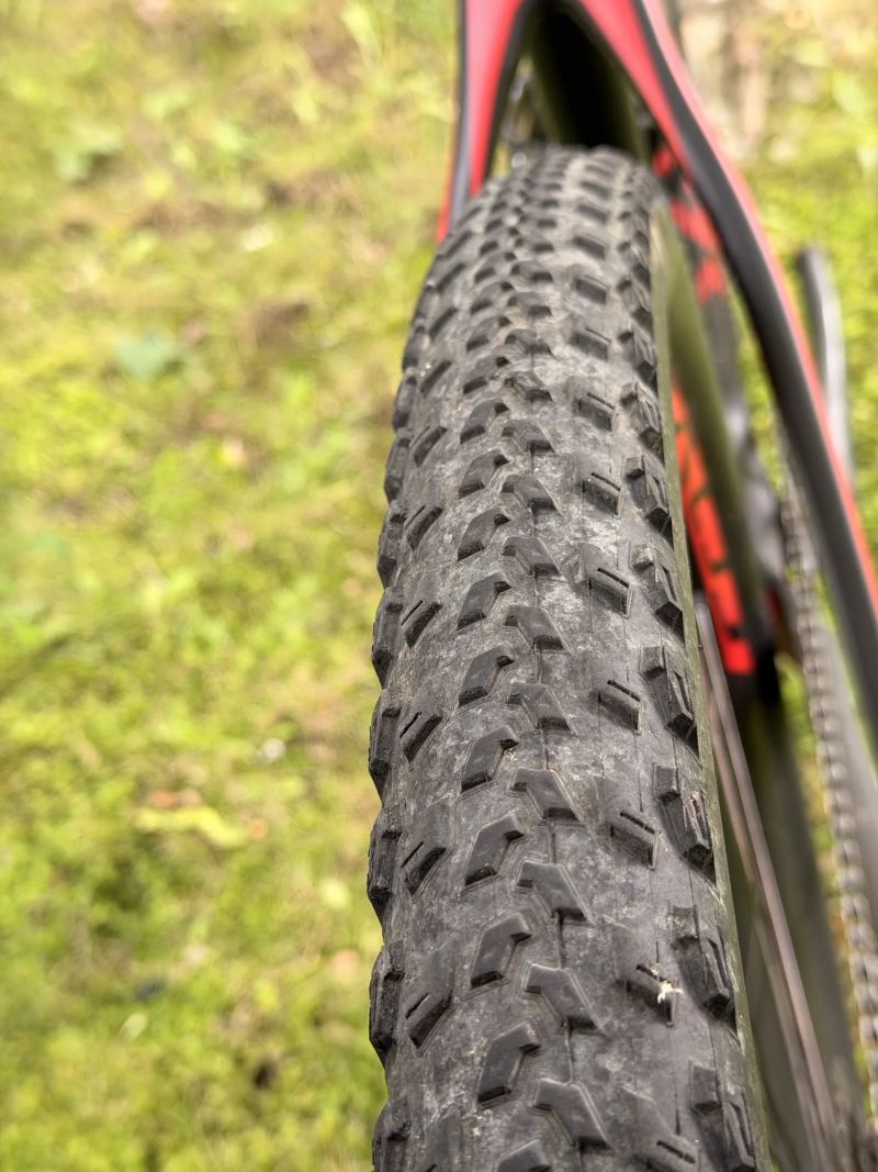 Specialized Epic HT 8,4 kg včetně pedálů. 