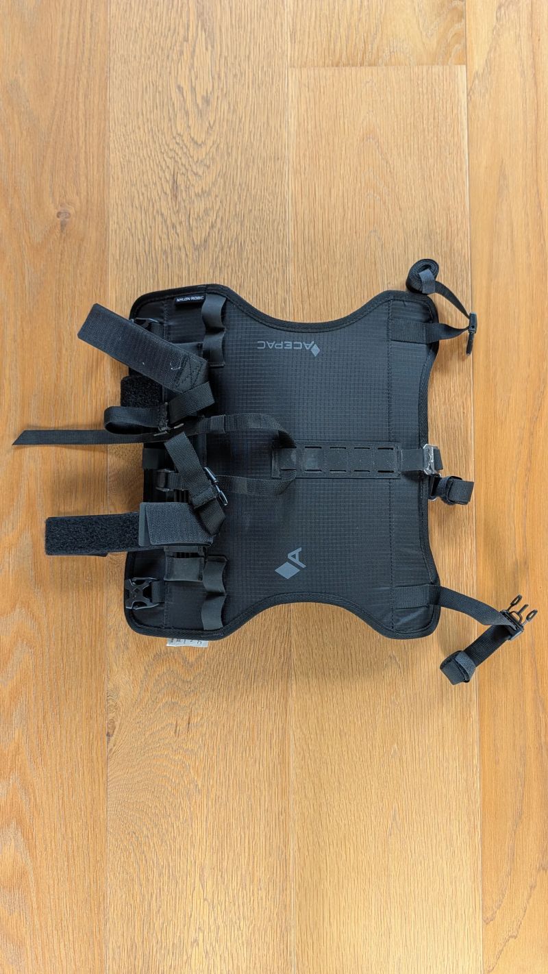 Bikepackingový postroj na řídítka Acepac v černé barvě