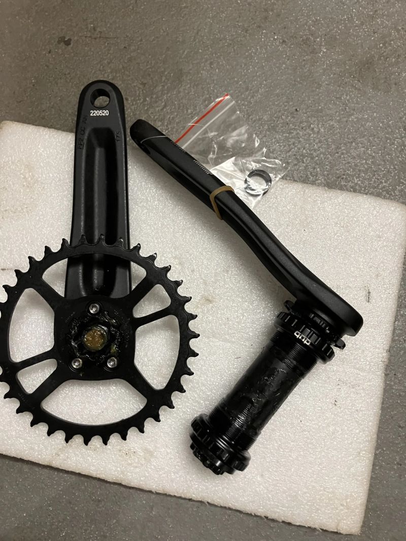 Nové kliky SRAM X1000 Eagle, DUB včetně středového složení