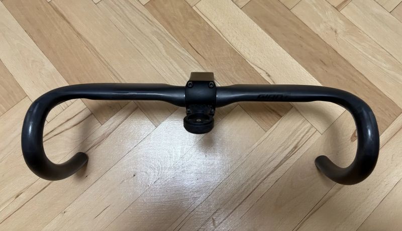 Prodám silniční karbonová řidítka Giant Contact SLR Aero 420mm + představec + garmin držák