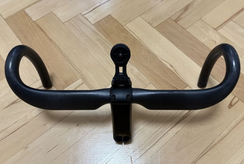 Prodám silniční karbonová řidítka Giant Contact SLR Aero 420mm + představec + garmin držák