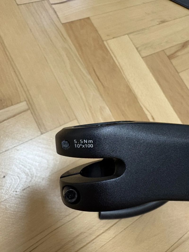 Prodám silniční karbonová řidítka Giant Contact SLR Aero 420mm + představec + garmin držák