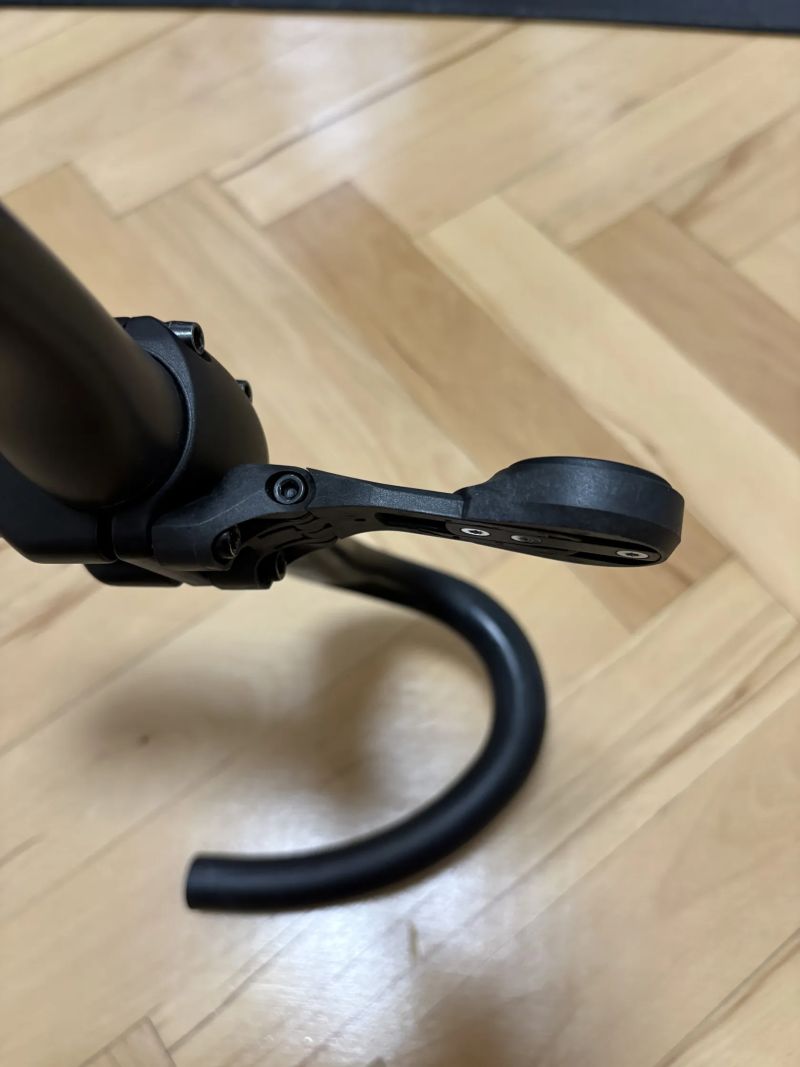 Prodám silniční karbonová řidítka Giant Contact SLR Aero 420mm + představec + garmin držák