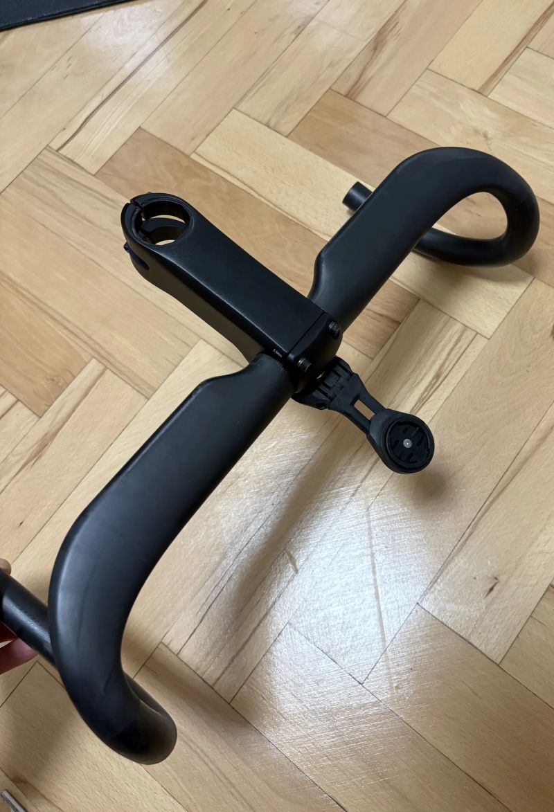 Prodám silniční karbonová řidítka Giant Contact SLR Aero 420mm + představec + garmin držák