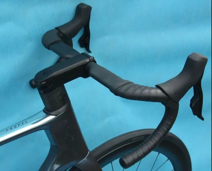 Prodám silniční karbonová řidítka Giant Contact SLR Aero 420mm + představec + garmin držák
