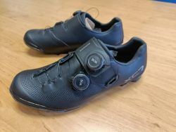 Tretry SHIMANO SH-XC703, vel. 44, černá