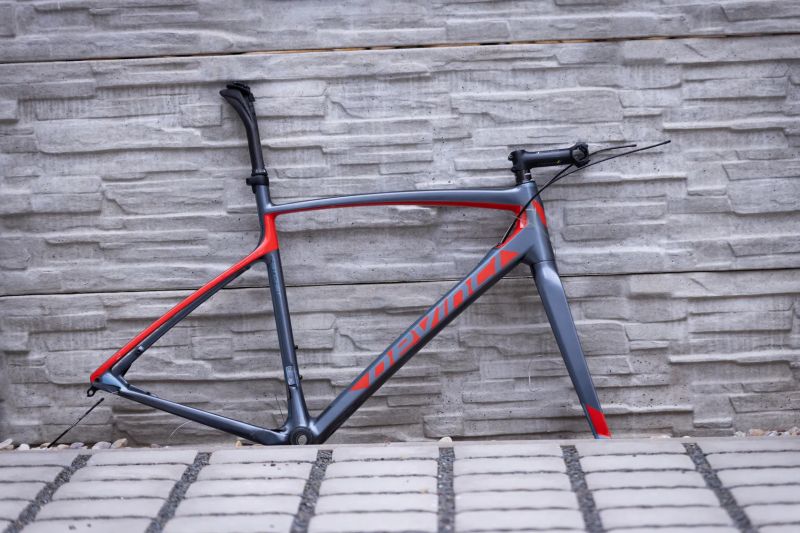 Devinci rám + sedlovka a příslušenství