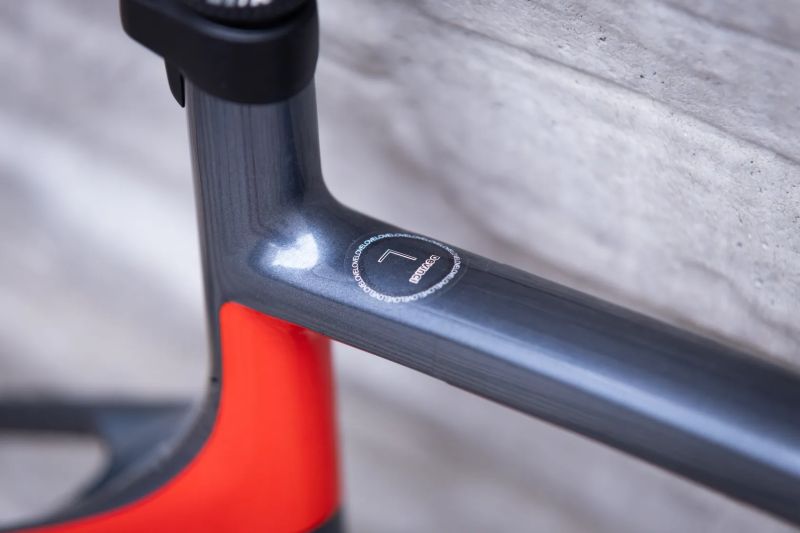 Devinci rám + sedlovka a příslušenství