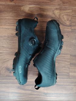 Cyklistické tretry FIZIK Terra Atlas Black – vel. 44 (Top stav)