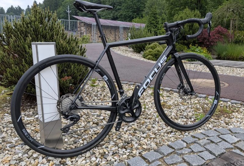 Focus IZALCO RACE DISC 9.7 karbon, vel. 56, nová kola Microtech