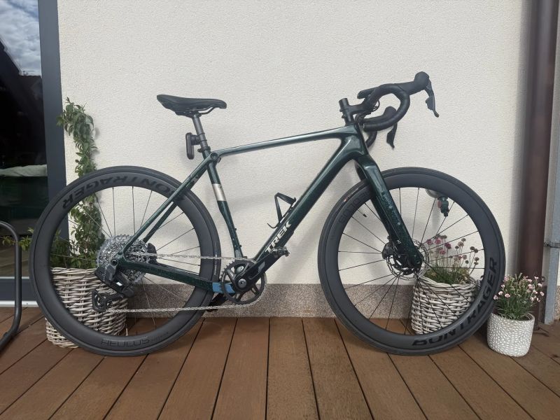 Trek Checkpoint SL 6 AXS + druhá sada silničních kol s kazetou