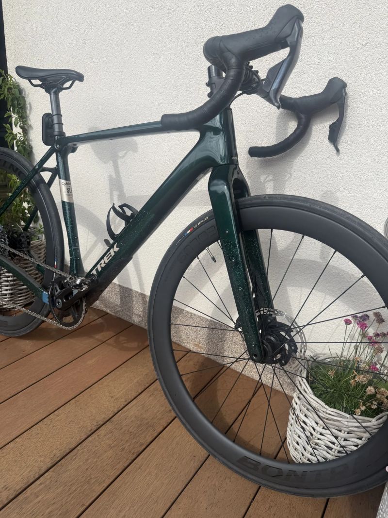 Trek Checkpoint SL 6 AXS + druhá sada silničních kol s kazetou