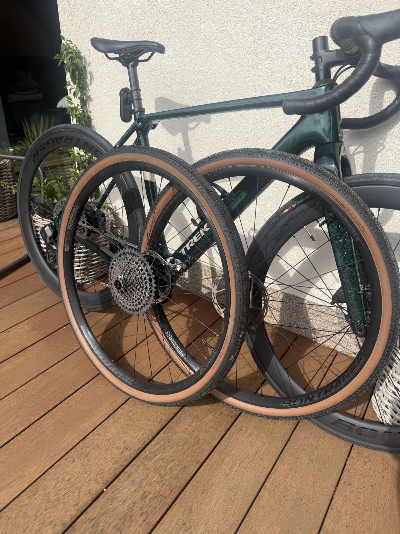 Trek Checkpoint SL 6 AXS + druhá sada silničních kol s kazetou