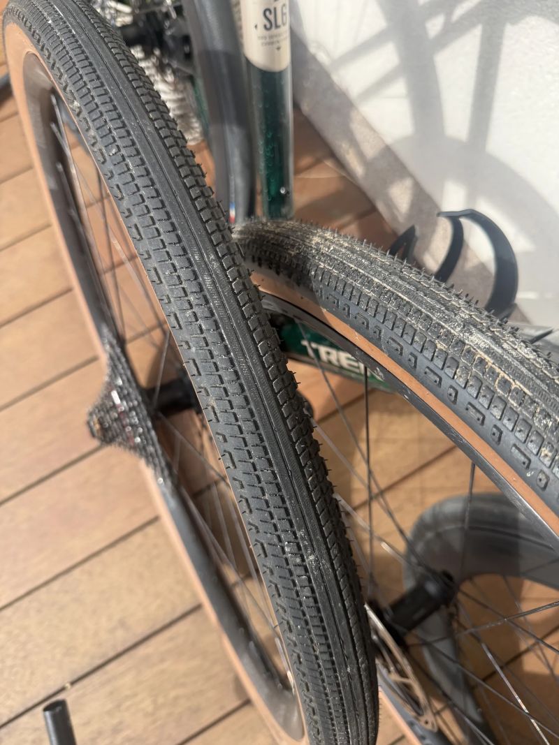 Trek Checkpoint SL 6 AXS + druhá sada silničních kol s kazetou
